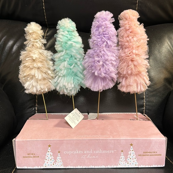 cupcakes & cashmere Other - Rare Cupcakes and Cashmere Christmas tree set